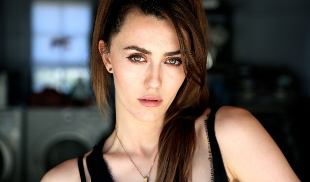 Красивая брюнетка актриса Мэйделин Зима