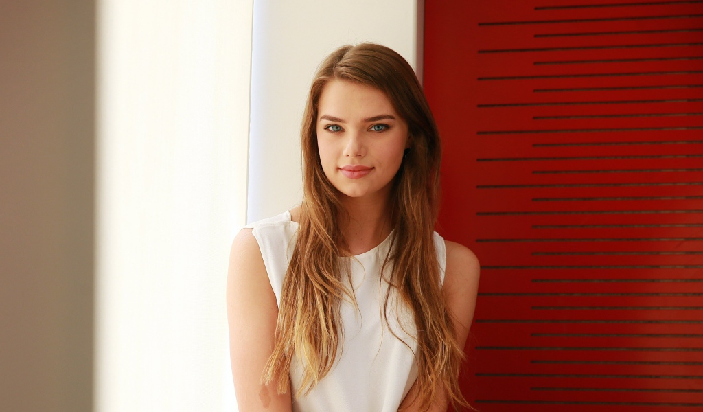 Красивая нежная актриса Индиана Эванс