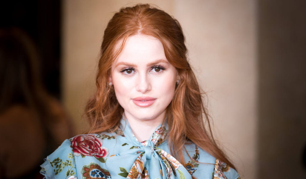 Красивая нежная рыжеволосая актриса Мэделин Петш