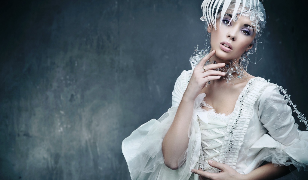 Красивая девушка невеста в старинном платье 