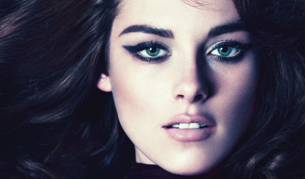 Красивая зеленоглазая актриса Кристен Стюарт фото крупным планом