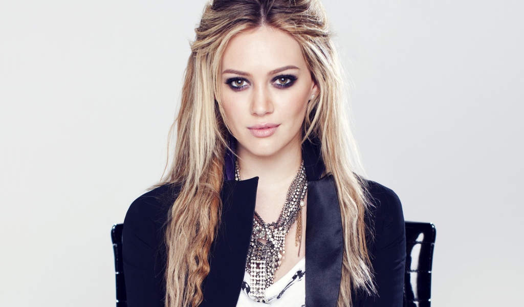 Красивая длинноволосая актриса Хилари Дафф