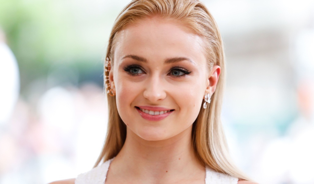 Красивая рыжеволосая актриса Софи Тёрнер с очаровательной улыбкой