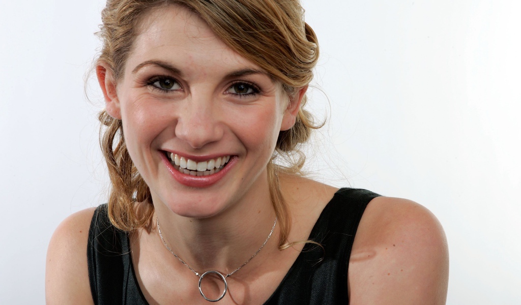 Красивая улыбающаяся актриса Джоди Уиттакер