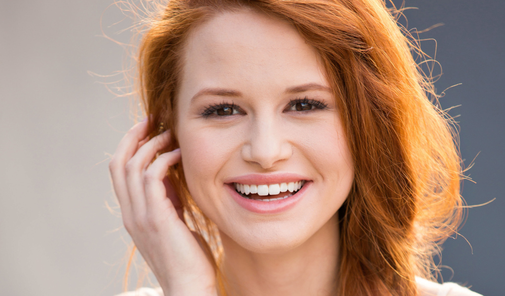 Красивая улыбающаяся актриса Мэделин Петш