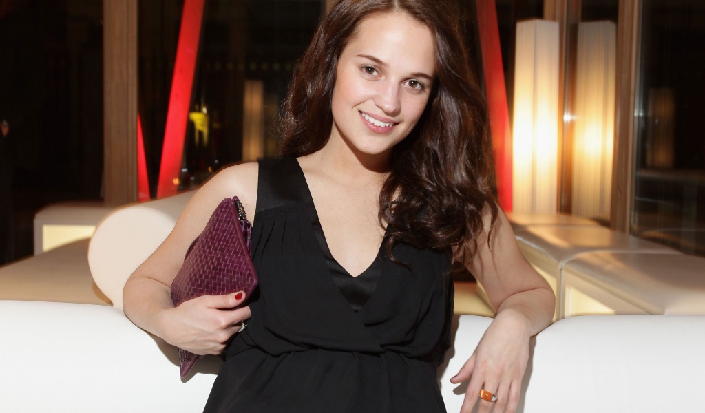 Красивая улыбающаяся девушка, актриса Алисия Викандер