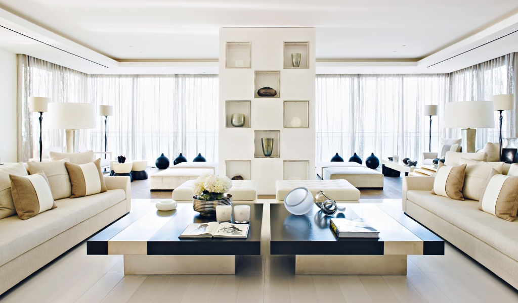 Красивая широкая гостиная с диванами