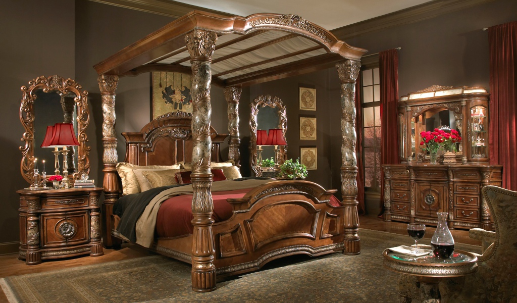 Спальня в старинном стиле с большой деревянной кроватью 