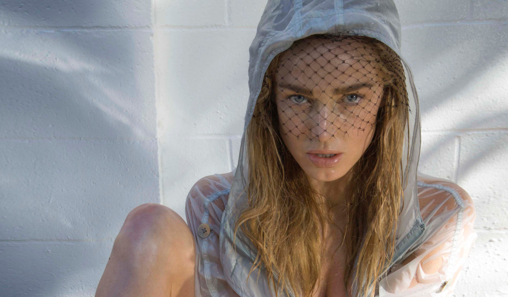 Девушка блондинка, актриса Кейти Лотц