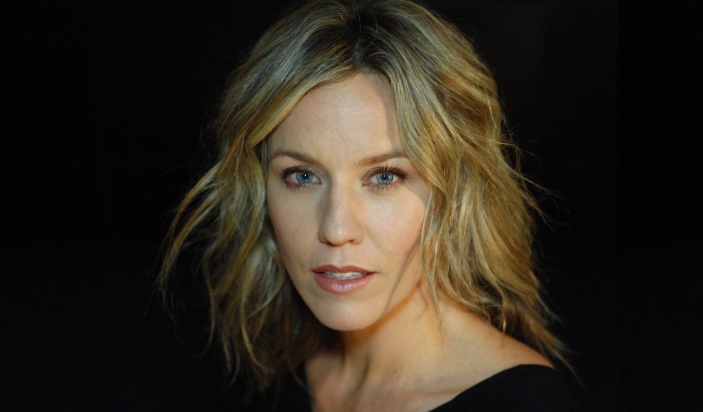 Голубоглазая блондинка, австралийская актриса Симона Макаллай