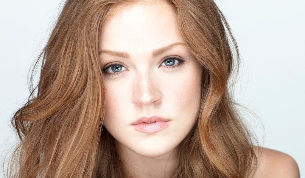 Голубоглазая длинноволосая девушка актриса Магги Джха