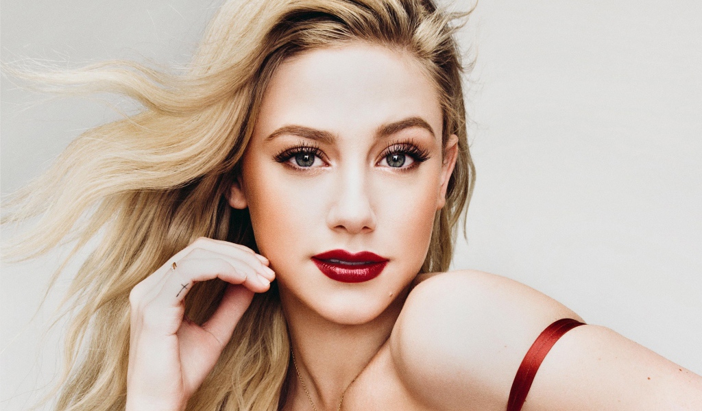 Яркая блондинка, актриса Лили Рейнхарт