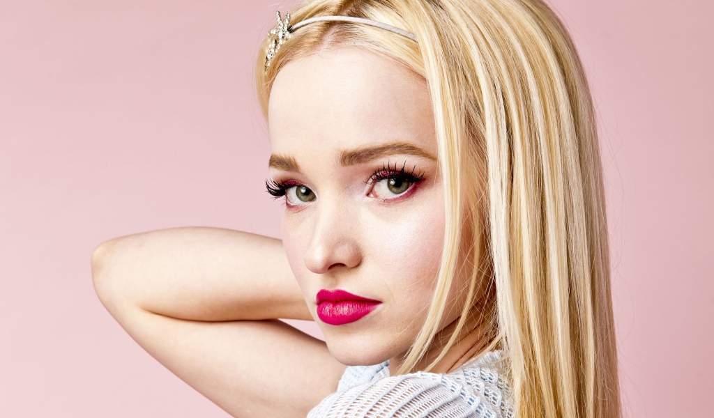 Яркая блондинка актриса Дав  Кэмерон