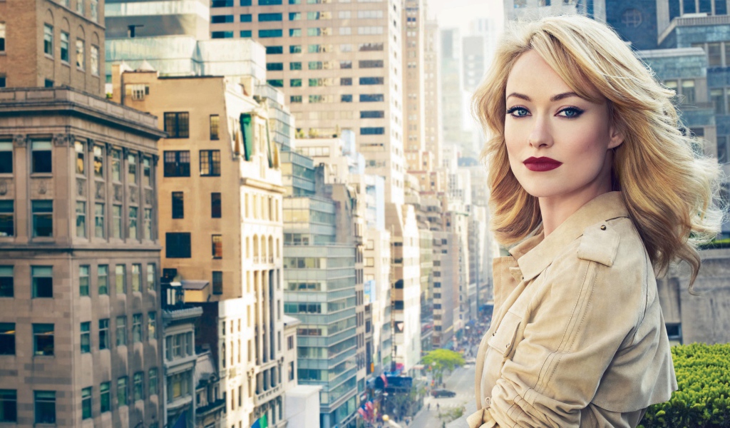 Яркая блондинка, актриса Оливия Уайлд на фоне города