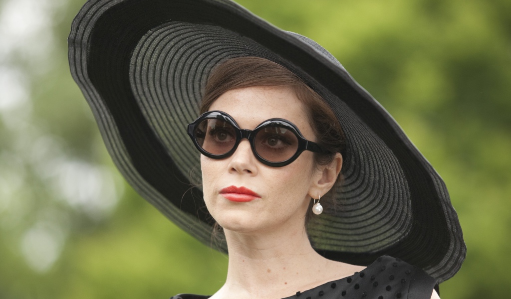 Британская актриса Анна Фрил в большой черном шляпе 