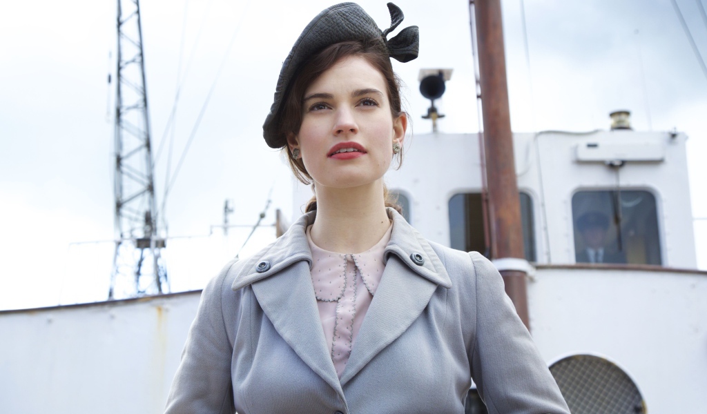 Британская актриса Лили Джеймс в роли