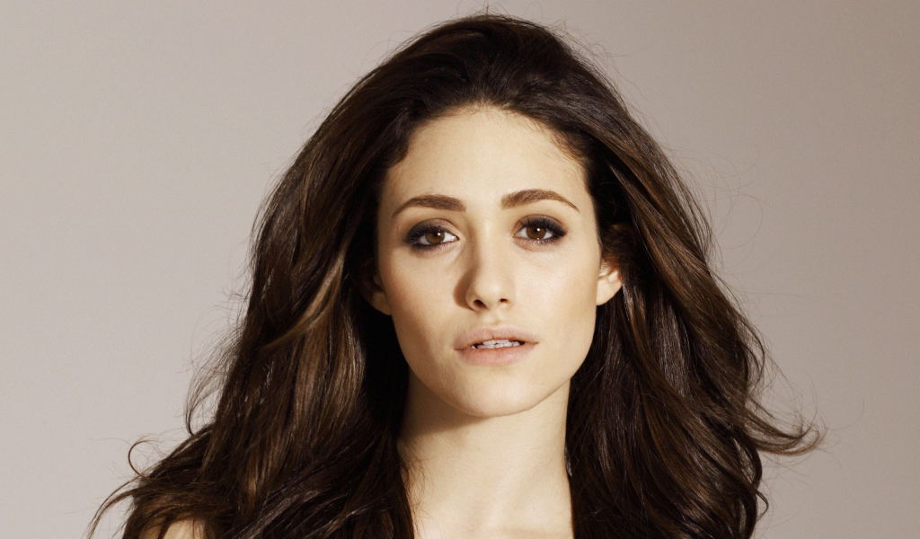 Кареглазая девушка брюнетка, актриса Эмми Россам