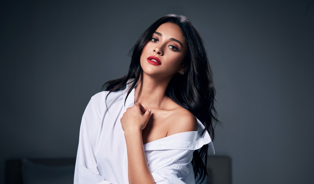 Канадская актриса Шей Митчелл на сером фоне