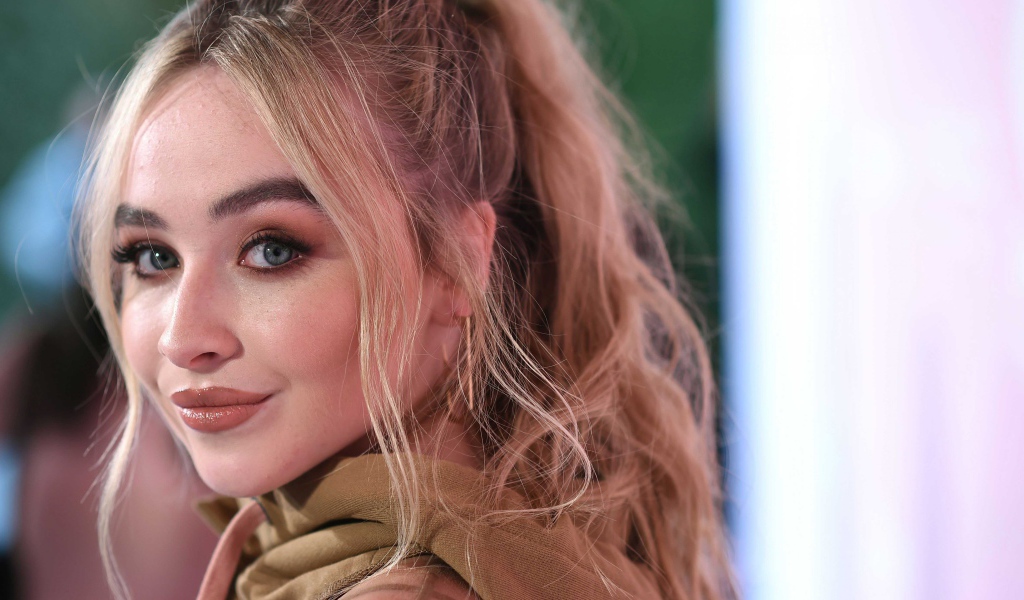 Милая голубоглазая блондинка, актриса Сабрина Карпентер