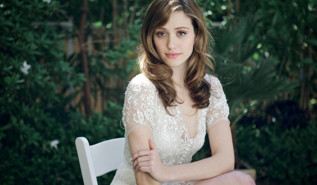 Нежная девушка актриса Эмми Россум с белом платье