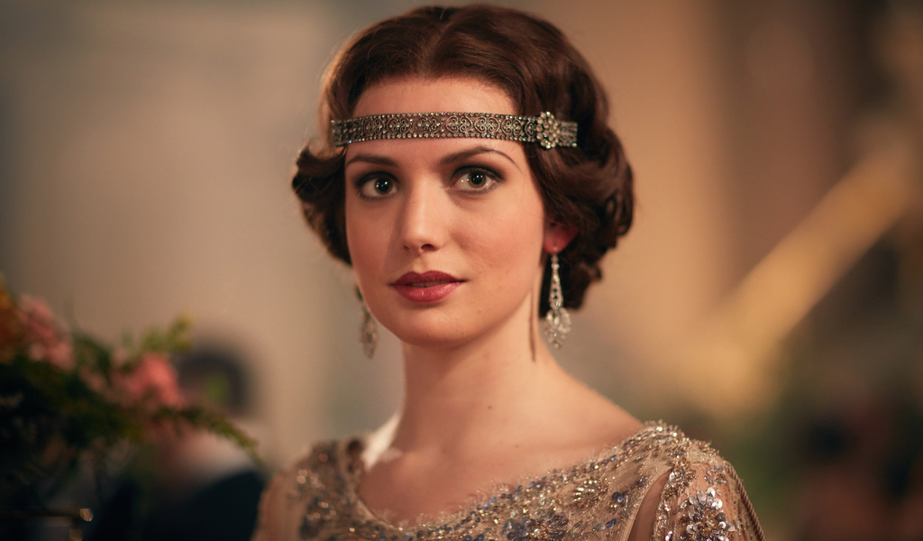 Голландская актриса Гайте Янсен с украшением в волосах 