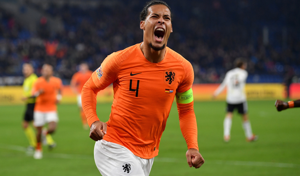 Нидерландский футболист Вирджил ван Дейк кричит на футбольном поле