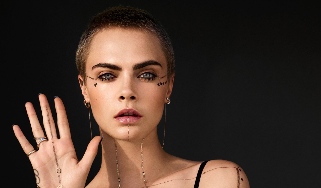 Эффектная Кара Делевинь с короткой стрижкой