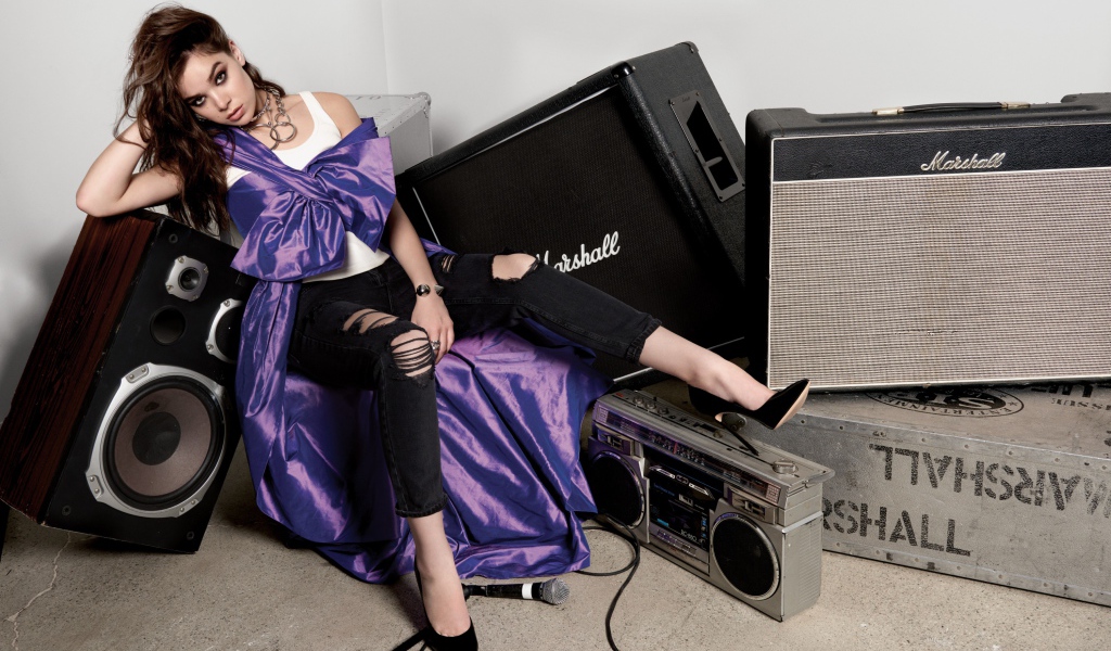 Эффектная актриса Хейли Стейнфилд сидит на больших колонках