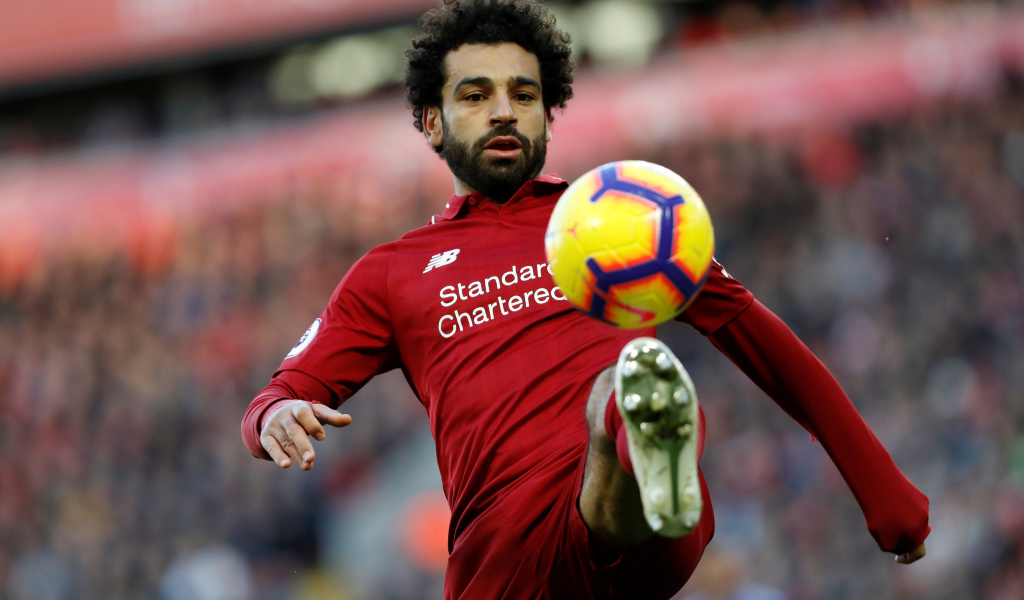 Египетский футболист Мохаммед Салах отбивает мяч