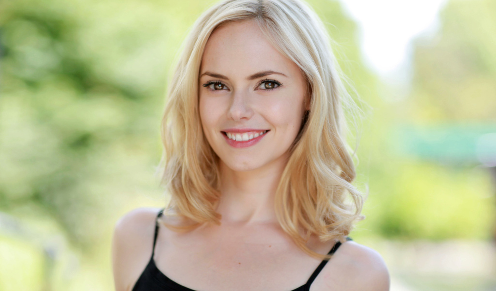 Английская актриса Ханна Тоинтон с очаровательной улыбкой