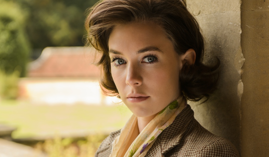 Английская актриса Ванесса Кирби стоит у стены