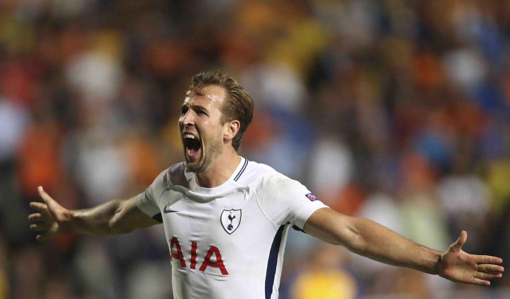 Английский футболист Гарри Кейн радуется победе