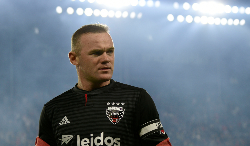 Английский футболист Уэйн Руни на футбольном поле