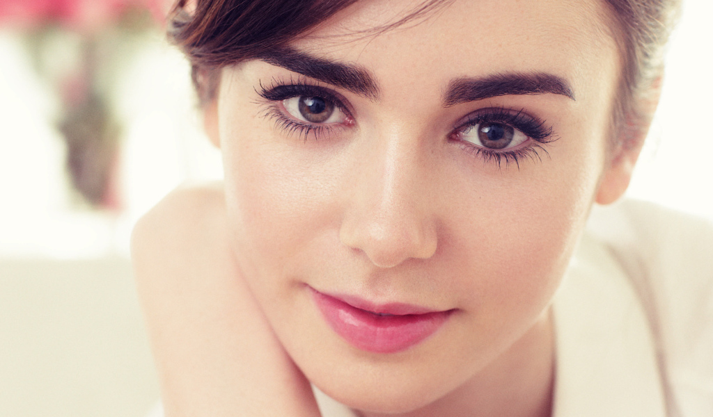 Выразительный взгляд кареглазой актрисы Лили Коллинз