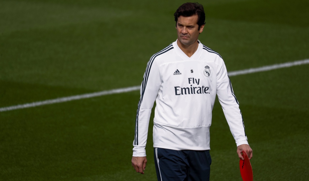 Футбольный тренер Сантьяго Солари на футбольном поле