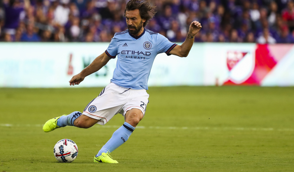 Футболист Андреа Пирло на поле с мячом