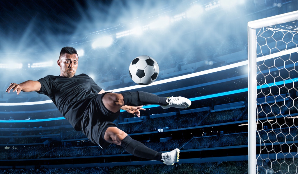 Футболист отбивает мяч в воротах