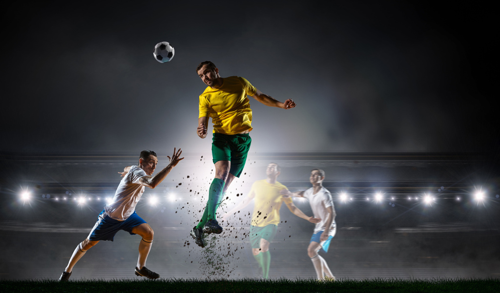 Футболист отбивает мяч на поле во время игры