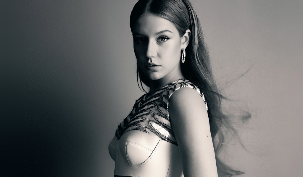 Французская актриса Адель Экзаркопулос на сером фоне 