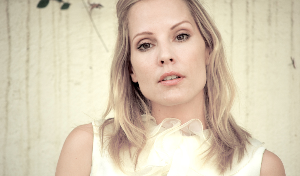 Нежная актриса Эмма Колфилд