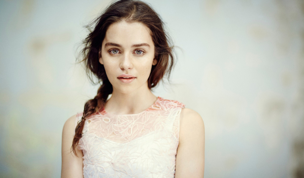 Нежная девушка, популярная актриса Эмилия Кларк