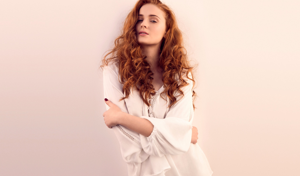 Нежная рыжеволосая актриса Софи Тёрнер в белом наряде