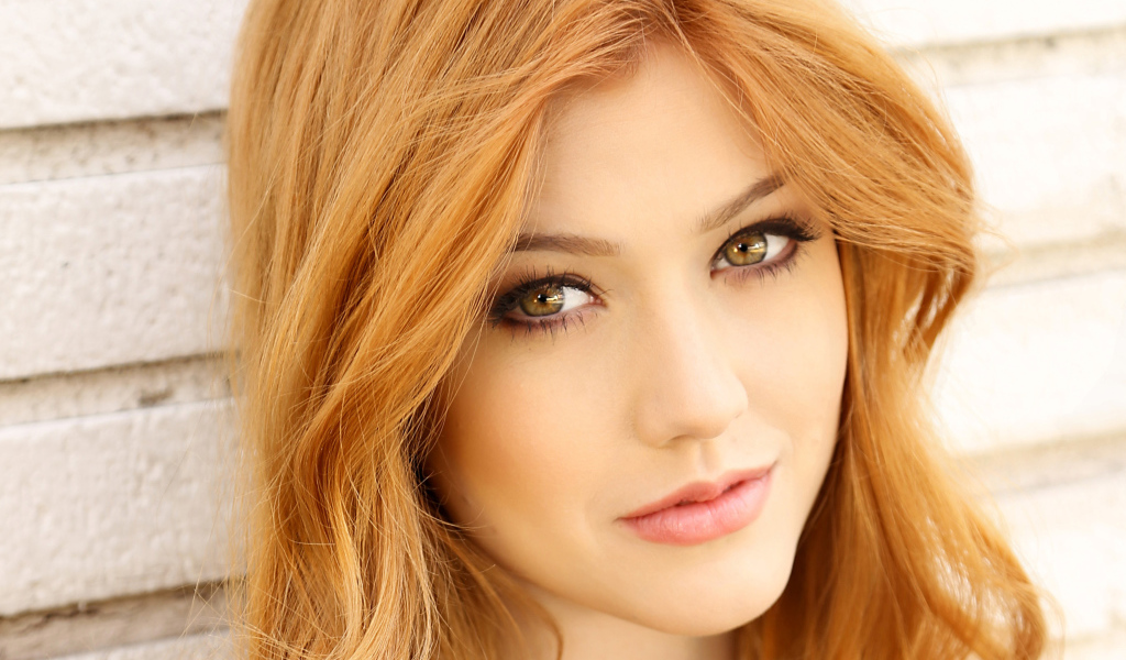 Нежная рыжеволосая девушка актриса Кэтрин Макнамара