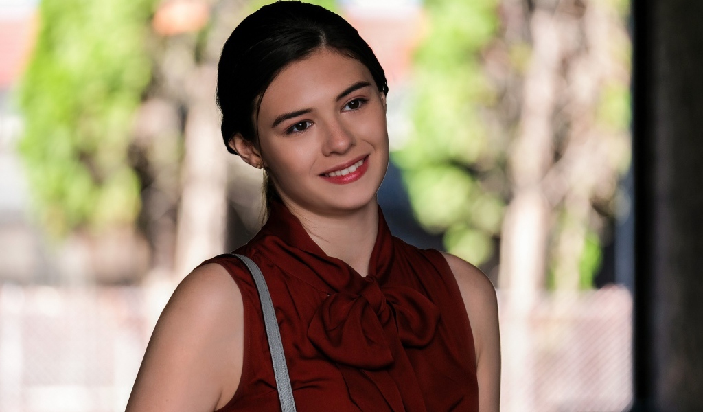 Нежная улыбающаяся девушка в красном, актриса Николь Мейнс