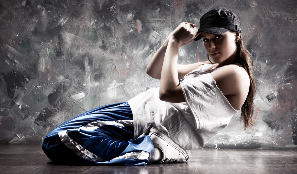 Девушка танцор в бейсболке и спортивном костюме