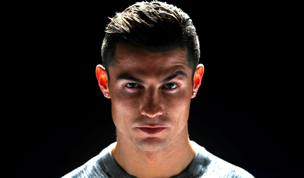 Красивый футболист Криштиану Роналду фото на черном фоне