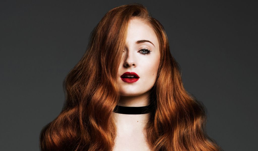 Горячая яркая девушка, актриса Софи Тёрнер