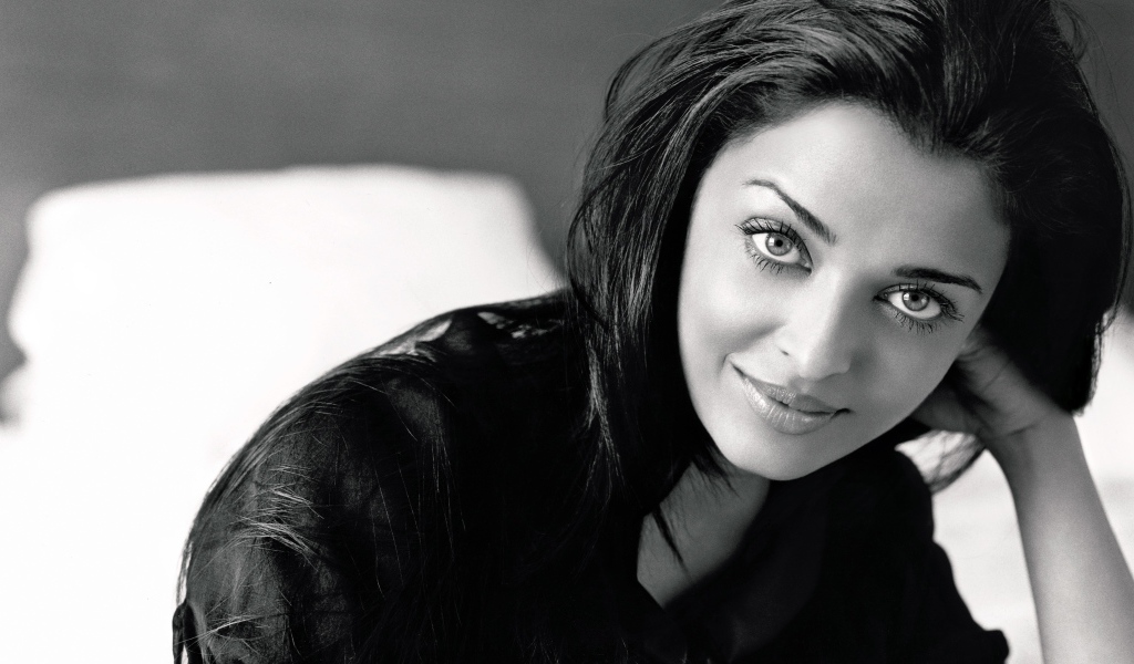 Индийская актриса Айшвария Рай, черно - белое фото