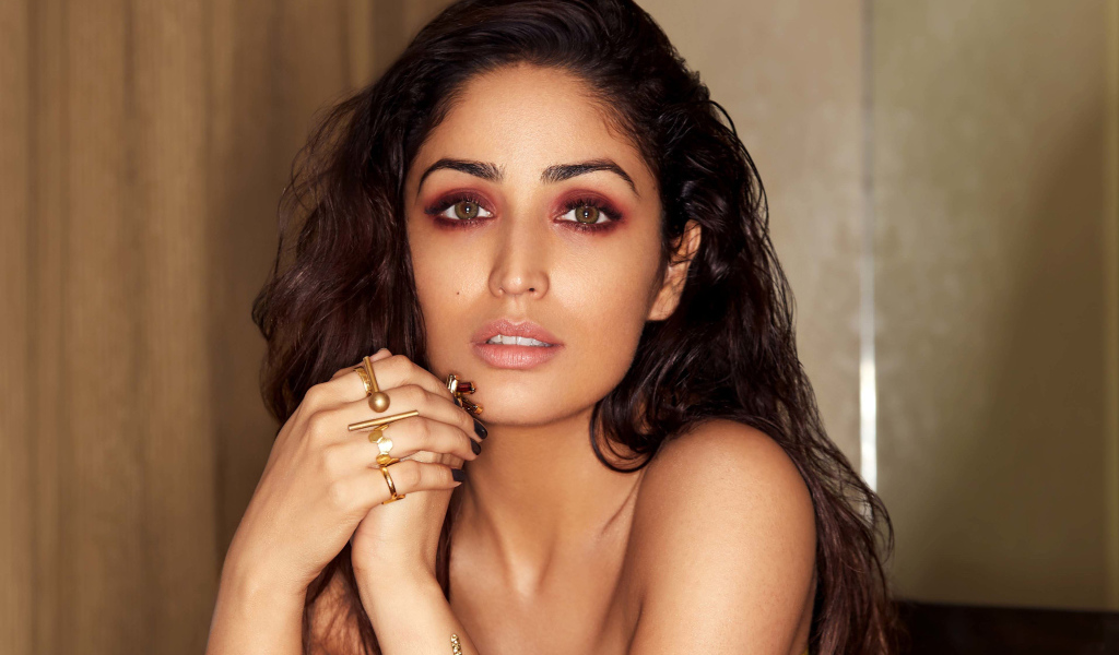 Индийская актриса Ями Гаутам с кольцами на руках