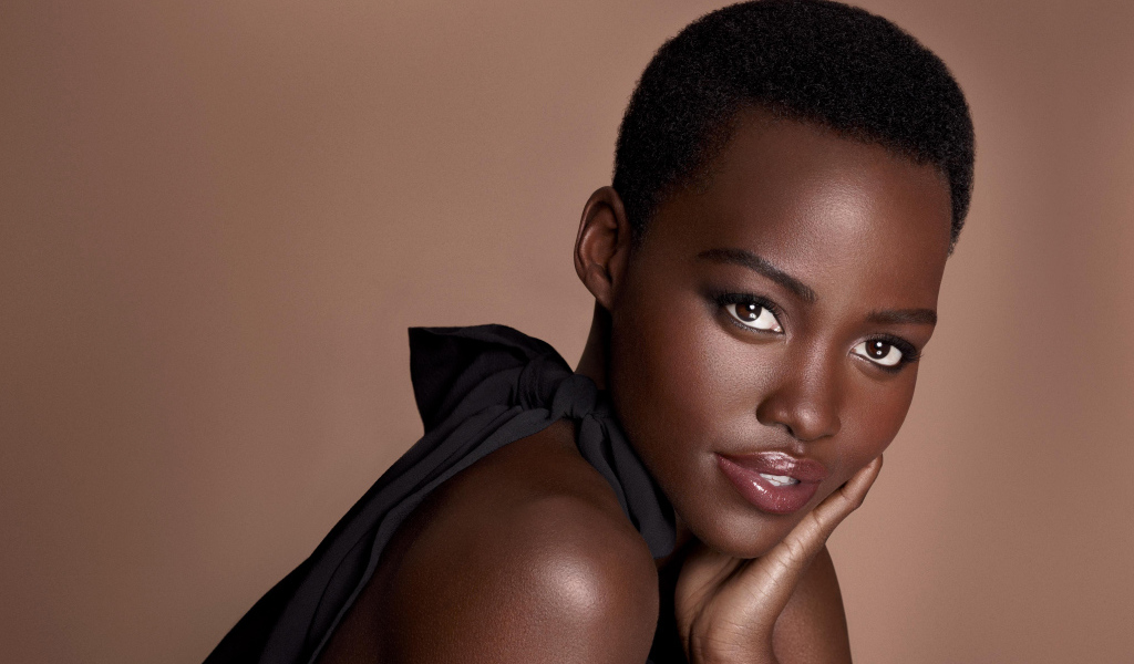 Кенийская актриса Люпита Нионго